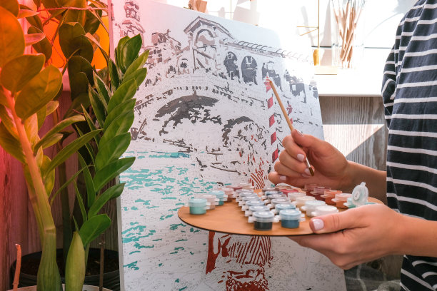 女手上色帆布数字绘画创造性爱好。绘画初学者。居家隔离的休闲活动，抗压力的主意。冥想,放松的概念图片下载