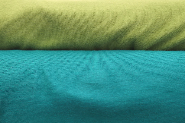 详细的近距离观察在面料市场发现的布料和不同颜色的面料样品图片下载