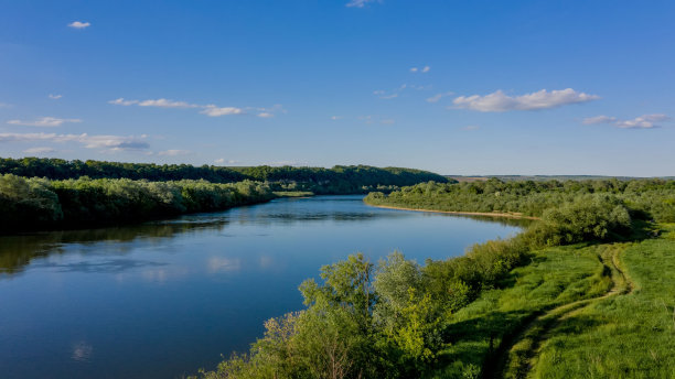 蜿蜒的德涅斯特河令人惊叹的俯视图。德涅斯特河的夏季景色。风景如画的照片壁纸。发现地球的美丽图片下载