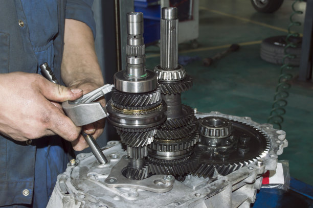 机械师安装手动变速箱的换挡叉图片下载