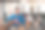 休闲商务人士在现代开放式启动办公室休闲区使用笔记本电脑喝茶休息图片下载