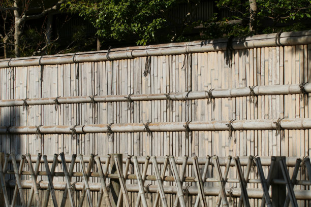 日本传统风格的房子外观，绳竹栅栏纹理摄影。图片下载