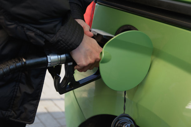 邻桌的车。关闭了。在加油站加油的妇女图片下载