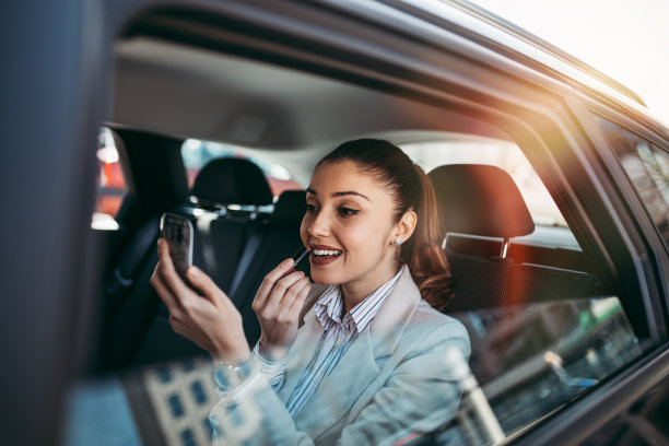 一辆车里的年轻女商人图片下载