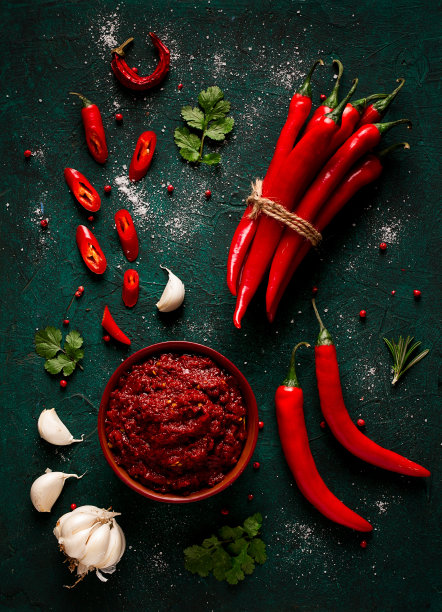 红辣椒酱，俯视图，在深绿色的背景上，有配料，没有人，图片下载