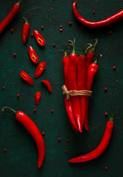 一串红辣椒辣椒，特写，在黑暗的背景上，选择性聚焦，没有人，概念，食物背景，调色图像。图片下载