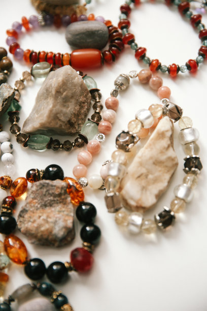 手镯由矿物质和天然石材制成的特写镜头，软焦点背景图片下载