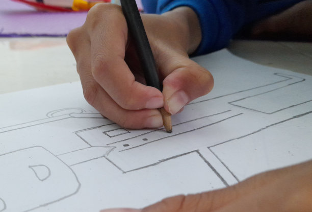 男孩正在画画图片下载