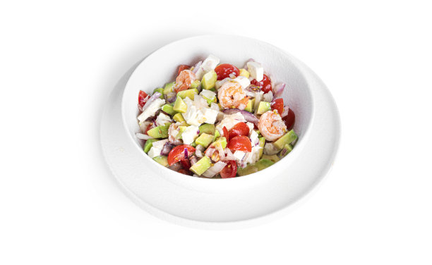 白色背景的虾仁，切片番茄，洋葱和鳄梨沙拉图片下载