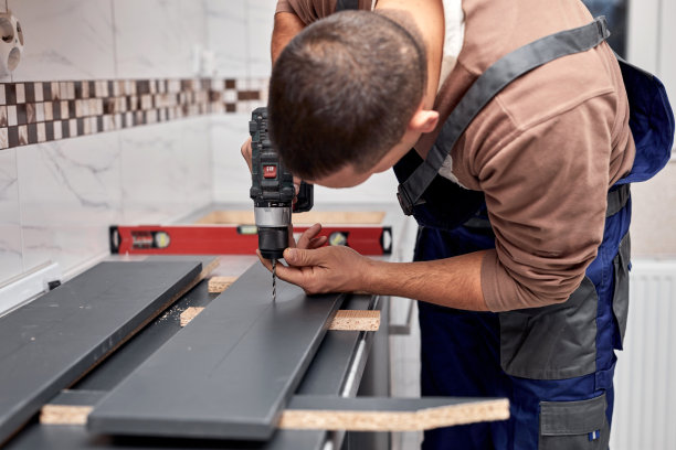 在公寓里做厨房壁柜的杂工。图片下载