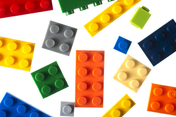 白色背景上儿童设计师的彩色塑料块。图片下载
