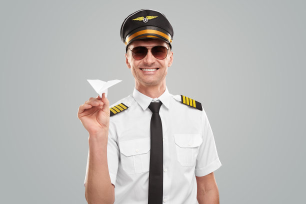快乐的飞行员和纸飞机在演播室图片下载