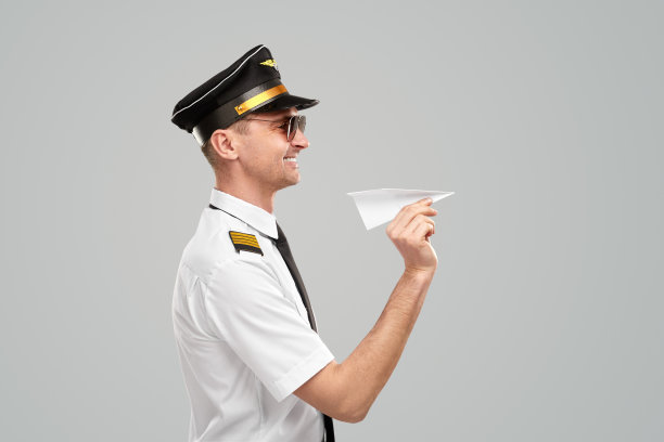 愉快的航空公司飞行员用纸飞机图片下载