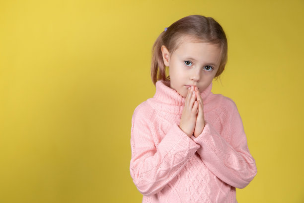 乞讨的白人小女孩看着镜头图片下载