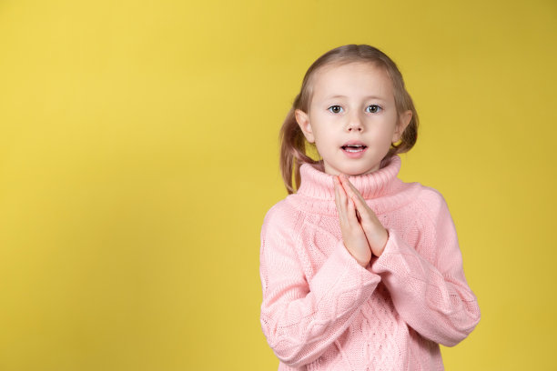 乞讨的白人小女孩看着镜头图片下载