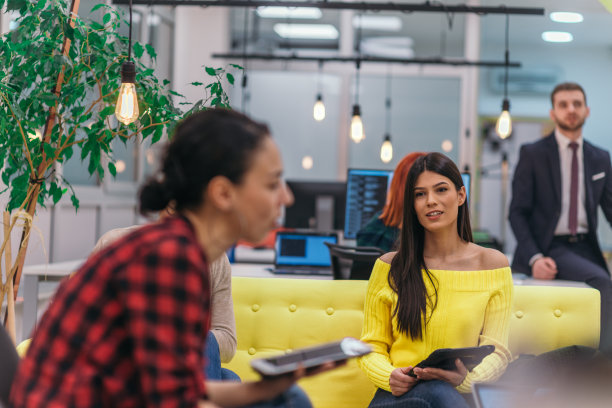 多种族的员工在谷歌环境公司工作。在现代办公室里从事一个项目的一群同事图片下载