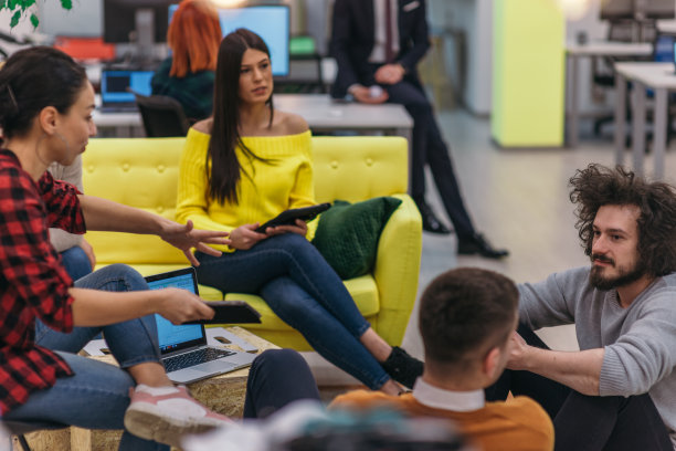 多种族的员工在谷歌环境公司工作。在现代办公室里从事一个项目的一群同事图片下载