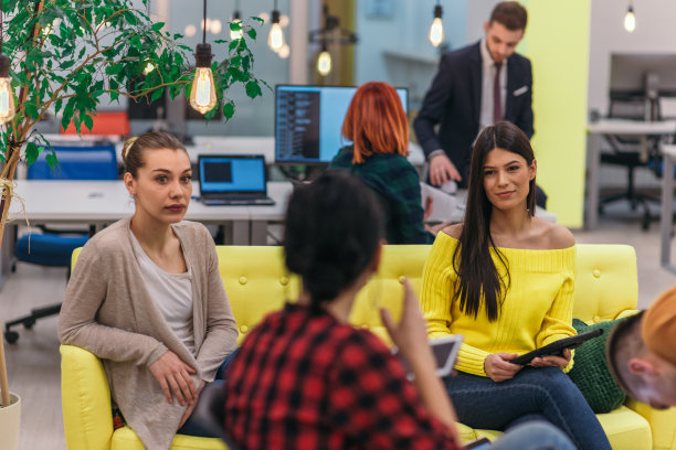 多种族的员工在谷歌环境公司工作。在现代办公室里从事一个项目的一群同事图片下载