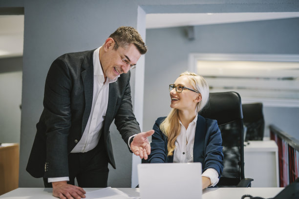 老板拜访员工。图片下载