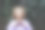 放松健康的女性冥想，享受大自然和森林的感觉。成年女性闭着眼睛感受着树林的接触。内心平衡生活方式的人有树叶的背景图片下载