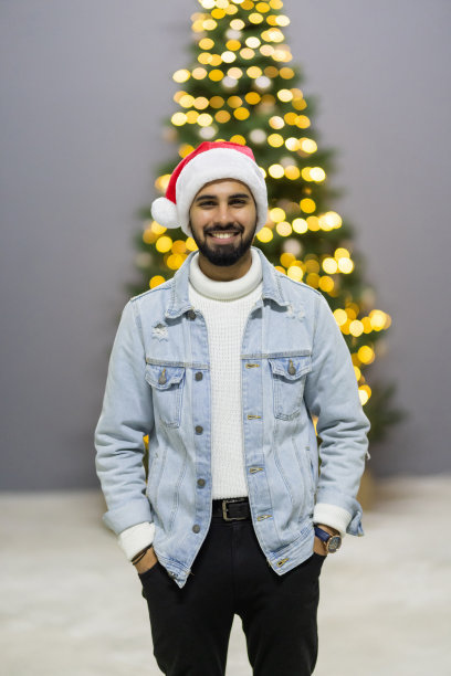 一个人完成了他的圣诞树的装饰，他高兴、兴奋、享受的自画像图片下载