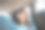 一位女士坐在汽车后部，戴着耳机听音乐图片下载