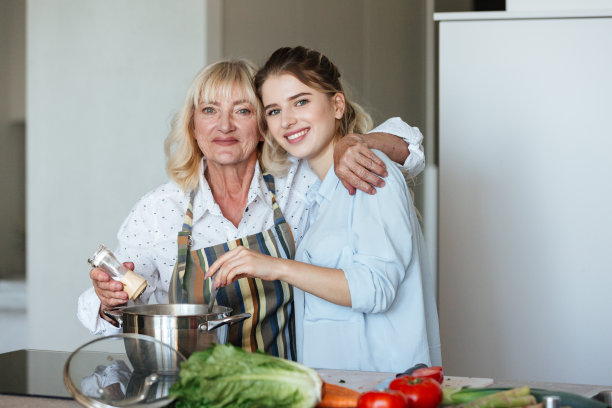 快乐成熟的女人拥抱着她的孙女图片下载