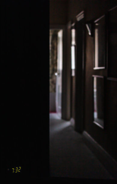 晨光照在走廊上图片下载