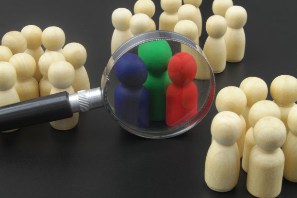 一群人，放大镜下的人物和领导人。图片下载