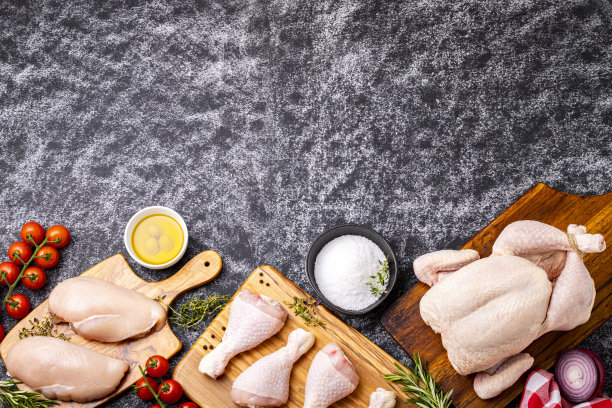 在纹理背景上有复制空间的生鸡肉块图片下载