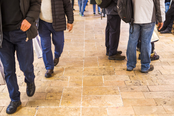 一大群人在人行道上行走图片下载