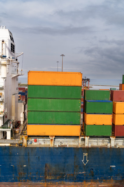 停靠在国际港口的货船上的集装箱细节，运输和物流图片下载