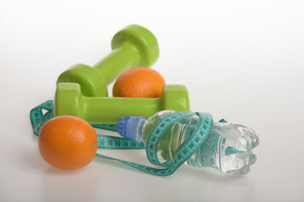 亮绿色的哑铃，水瓶，卷尺，水果图片下载