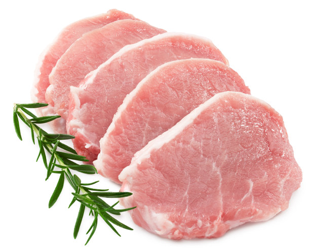 切片生猪肉与迷迭香孤立在白色背景上。裁剪路径和全景深图片下载