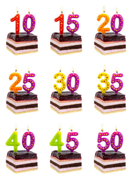 一组樱桃生日蛋糕和燃烧的蜡烛图片下载