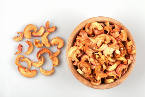 木碗里装满了干苹果片，白色的背景图片下载