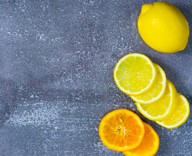 柠檬俯视图，将新鲜的橙子和柠檬切片放在右边图片下载