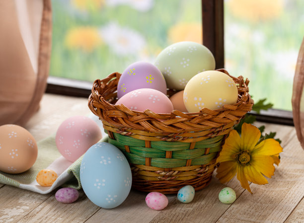 窗户旁有彩色的复活节彩蛋图片下载