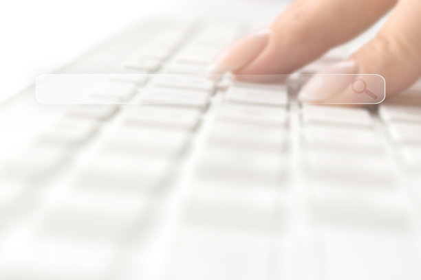 网上搜索。互联网网页搜索引擎选择性聚焦。模糊的手指触摸电脑上网冲浪，寻找网站，寻找信息概念。图片下载