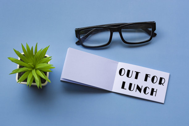 带着老花镜和盆栽，在记事本上发短信吃午饭。图片下载