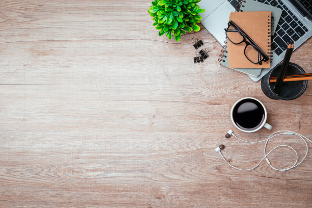 居家办公写字台办公室，木桌上有笔记本电脑，空白的记事本，咖啡杯和笔。平躺顶视图复制spce。图片下载
