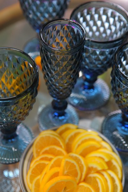 柠檬片和蓝色玻璃酒杯图片下载