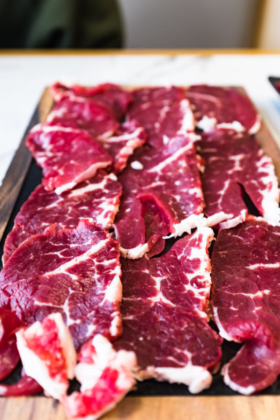 一盘新鲜切片的牛肉，火锅，烧烤，生肉，红肉，牛肉，新鲜图片下载