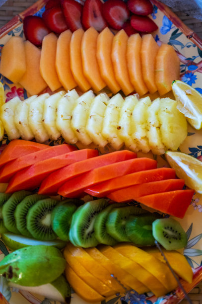 就在热带水果片的正上方图片下载