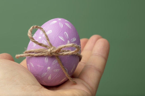手上拿着复活节彩蛋，还有复印的空间图片下载