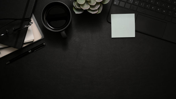 现代潮人黑色工作空间与黑色配件和复制空间图片下载