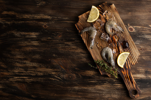 生虾配柠檬片和冰块，冻虾。图片下载