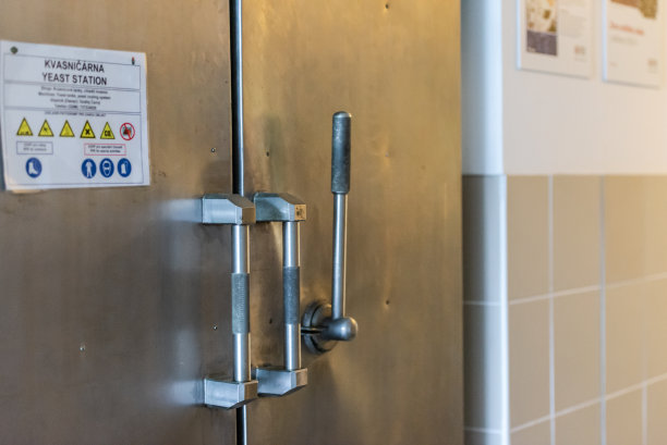 工厂里一个巨大冰箱的门。图片下载