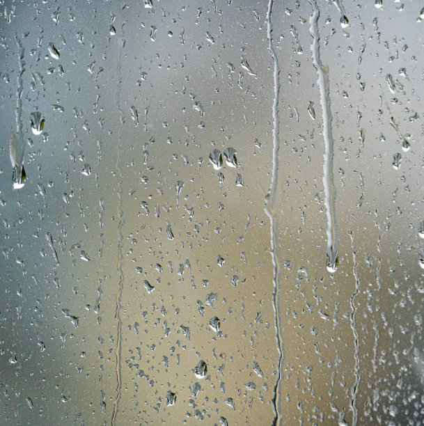 雨滴从窗玻璃上滴落下来图片下载