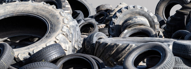 汽车和卡车的旧轮胎。可用于橡胶回收或处理图片下载